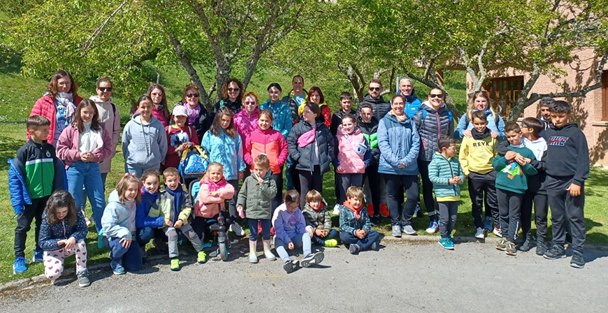 Familias de Yuso visitan las instalaciones del trasvase reversible Ebro-Besaya