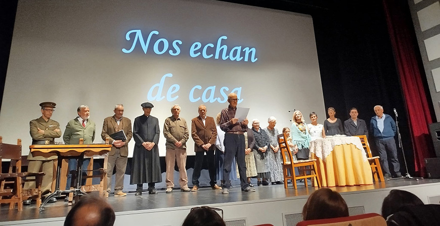 El pblico de Santander aplaude la obra 'Nos echan de casa'