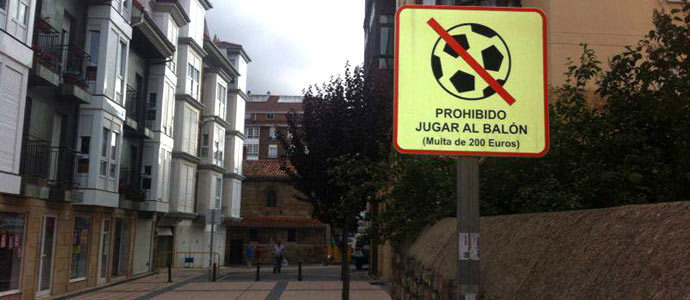 Una nueva seal prohbe jugar al baln en una zona de Reinosa