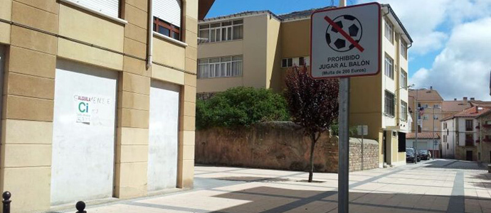 Una nueva seal prohbe jugar al baln en una zona de Reinosa