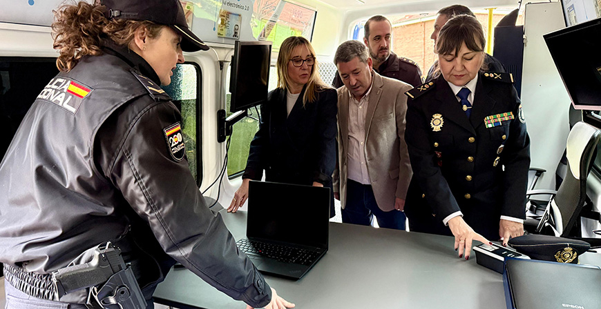 La nueva unidad mvil de la Polica Nacional permitir expedir DNI y pasaportes en zonas rurales en solo 10 minutos