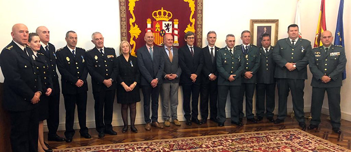 Nueve policas nacionales y guardias civiles de Cantabria reciben la Medalla al Mrito Civil