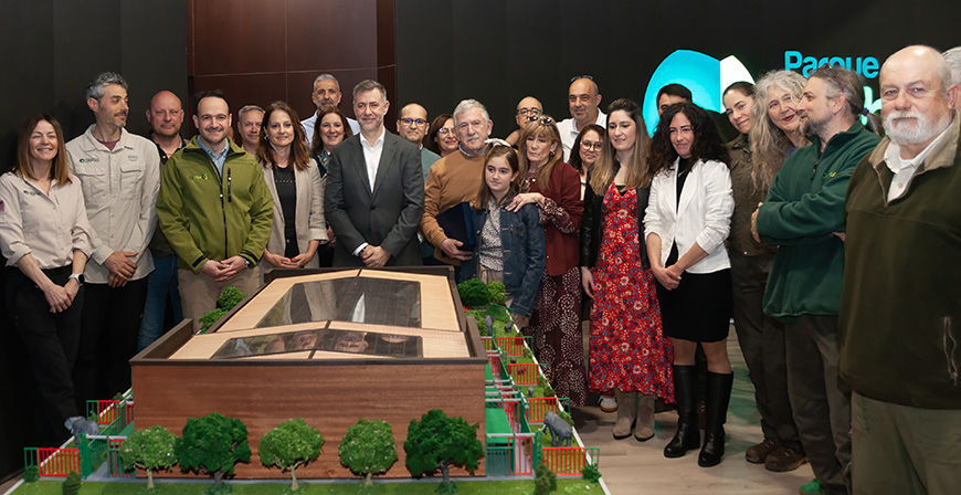 El nuevo edificio de elefantes de Cab�rceno llevar� el nombre de su veterinario, Santiago Borrag�n