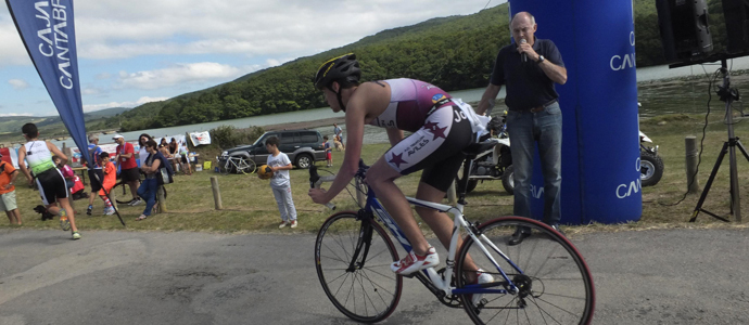 Numerosos deportistas base tomaron la salida en el II Triatln Sur de Cantabria