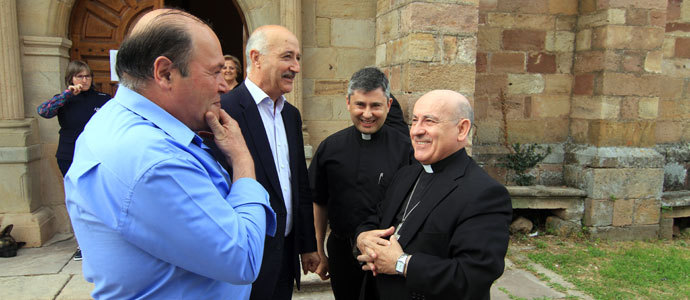 El Obispo bendice la rehabilitacin de la iglesia de Izara