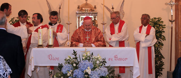 El Obispo bendice la rehabilitacin de la iglesia de Izara