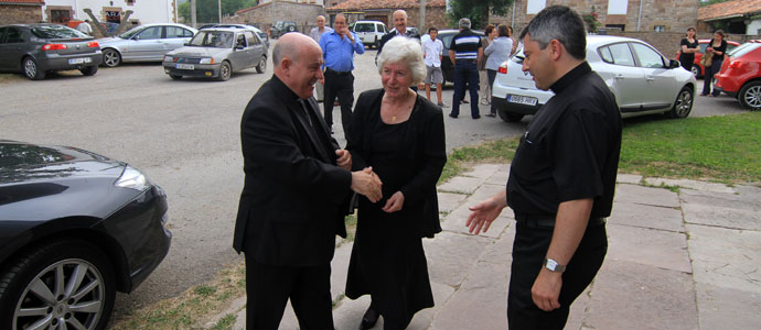 El Obispo bendice la rehabilitacin de la iglesia de Izara