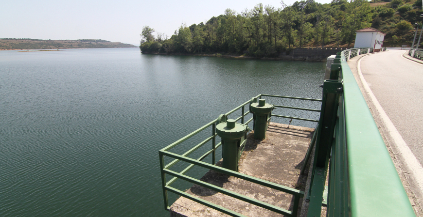 La obra de mejora del desage de la presa del Embalse del Ebro entra en su recta final