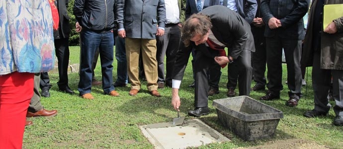 Obras Pblicas coloca la primera piedra de la pasarela sobre el ro Hjar