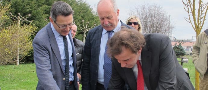 Obras Pblicas coloca la primera piedra de la pasarela sobre el ro Hjar