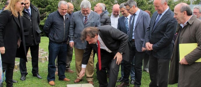 Obras Pblicas coloca la primera piedra de la pasarela sobre el ro Hjar