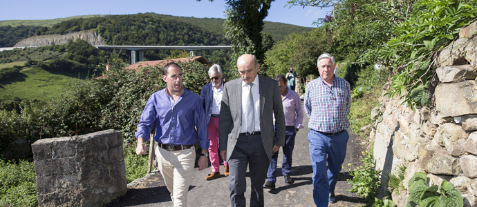 Obras Pblicas inaugura varias obras de pavimentacin en Santiurde de Reinosa 
