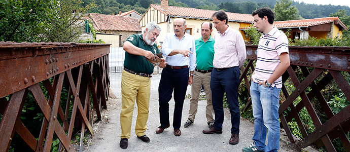 Obras Pblicas invierte 60.000 euros en rehabilitar el puente metlico de Helecha