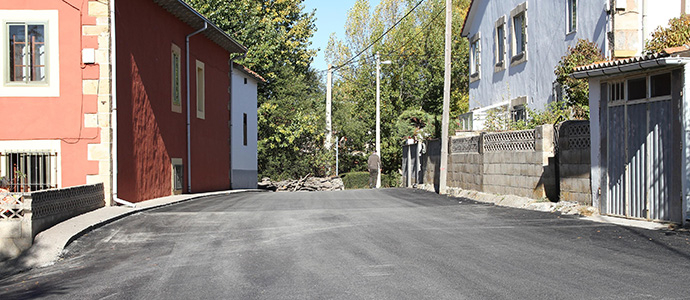 Obras Pblicas pavimenta las calles de Salces y Abiada