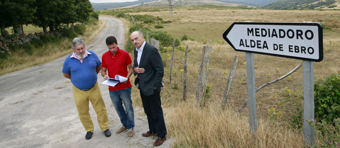 Obras Pblicas revisa la mejora de la carretera de Bustidoo a Aldea de Ebro