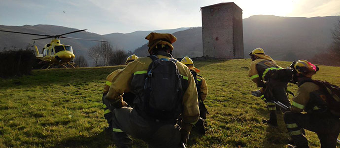 El operativo de Medio Natural sofoca tres incendios forestales en Enmedio, Aguayo y Valdeprado