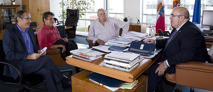 Oria se compromete con el alcalde de Pesquera a mejorar el camino a Sierrabriz