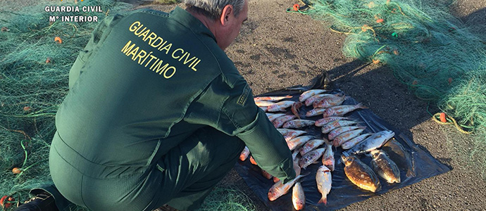 Sorprendido un pescador furtivo en la Baha de Santander a plena luz del da