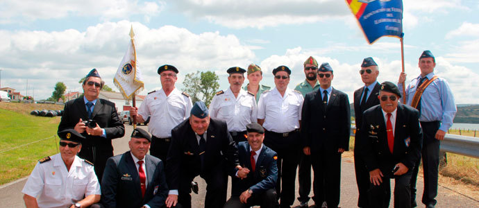 Orzales se engalana para inaugurar el expositor del Canadair CL-415