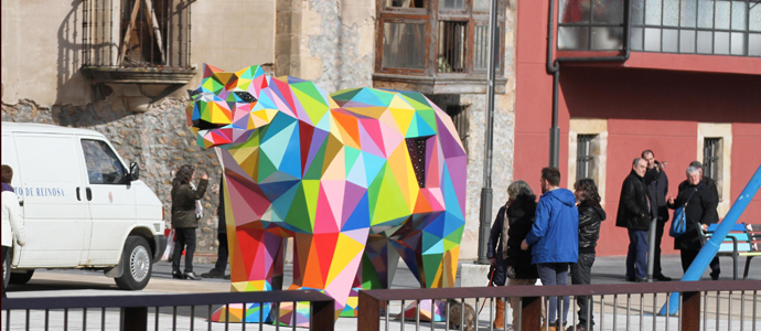 El oso de Okuda ya luce 'a la orilluca del Ebro'