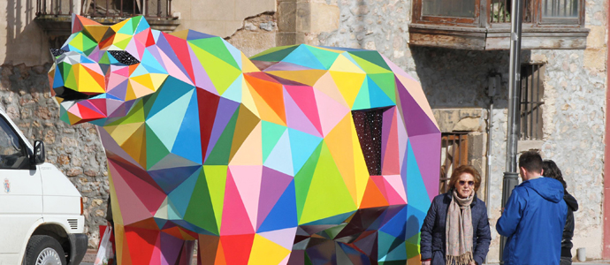 El oso de Okuda ya luce 'a la orilluca del Ebro'