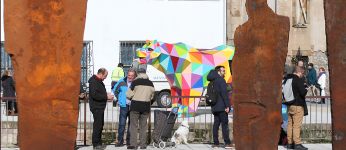 El oso de Okuda ya luce 'a la orilluca del Ebro'