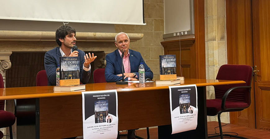 Pablo Ala�a arranc� en Reinosa la gira de presentaci�n de su nueva novela 'La doble v�ctima'