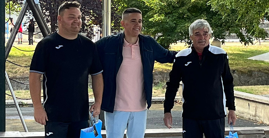 Paco y Yonathan se imponen en el Torneo de petanca de Santiago