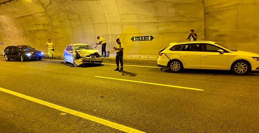 Un padre y su hijo resultan heridos leves tras colisionar dos vehculos en el tnel de Gedo, en la A-67