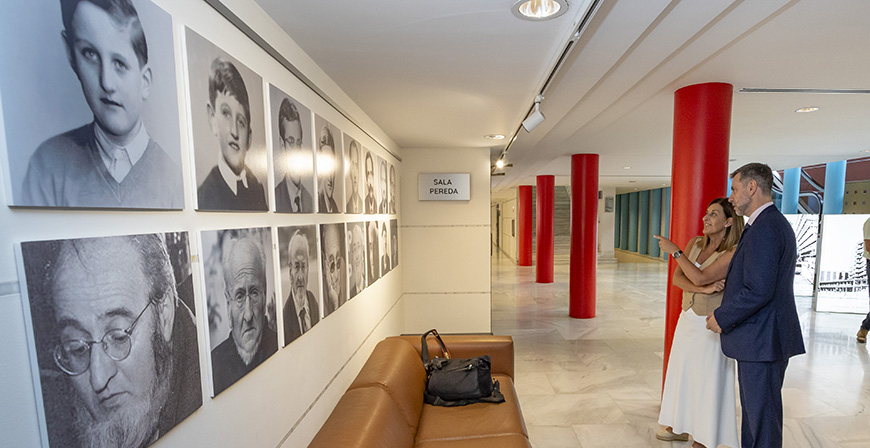 El Palacio de Festivales la exposicin 'Homenaje a lvaro Pombo. Una narrativa de la fragilidad' 