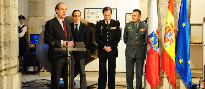 El Parlamento de Cantabria acoge una muestra sobre la Polica Nacional y la Guardia Civil 