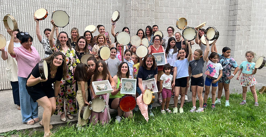 La pandereta une generaciones en el fin de curso de Matamorosa