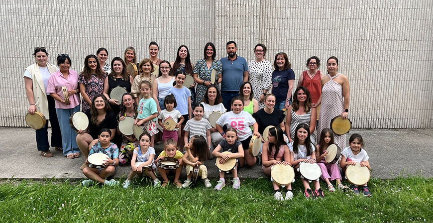 La pandereta une generaciones en el fin de curso de Matamorosa