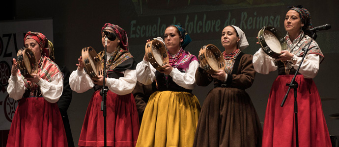 Las pandereteras de Fresno del Ro y Reinosa representaron a Campoo en el Pozu Jondu Folk
