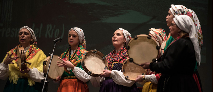 Las pandereteras de Fresno del Ro y Reinosa representaron a Campoo en el Pozu Jondu Folk