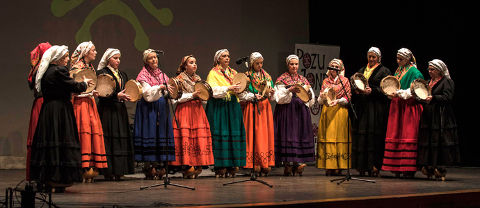 Las pandereteras de Fresno del Ro y Reinosa representaron a Campoo en el Pozu Jondu Folk