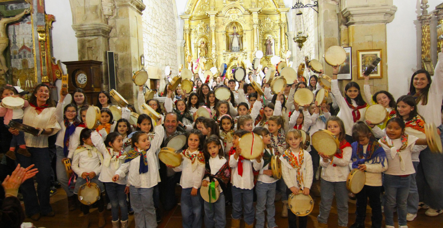 Las pandereteras de Requejo cantaron a la Navidad