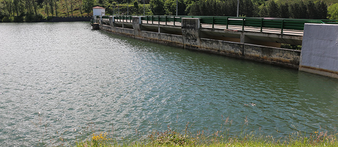 El pantano del Ebro, al 93,85%, despus de dos semanas soltando agua