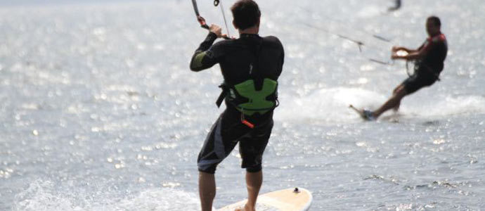 El Pantano del Ebro se llen de cometas de kitesurf