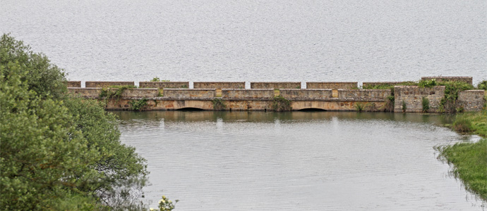El pantano a rebosar, cauce ecolgico en el Ebro