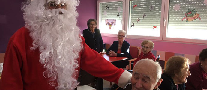 Pap Noel visita a los abuelos de Valdeolea