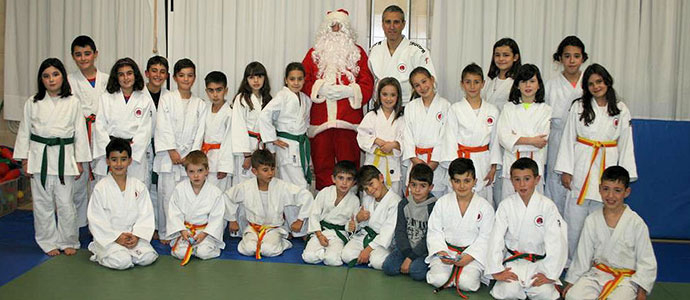 Pap Noel visit el tatami del Judo Club Menesiano