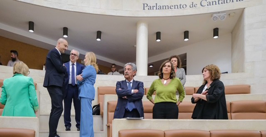 El Parlamento de Cantabria homenajea a Javier L�pez Marcano y coloca en su memoria un tejo en su esca�o
