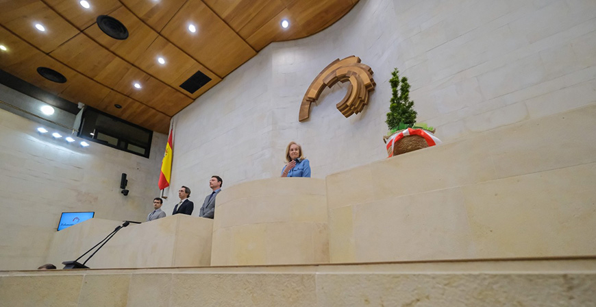 El Parlamento de Cantabria homenajea a Javier L�pez Marcano y coloca en su memoria un tejo en su esca�o