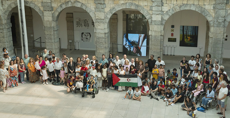 El Parlamento de Cantabria recibe a los 65 ni�os y ni�as saharauis del programa humanitario 'Vacaciones en Paz'