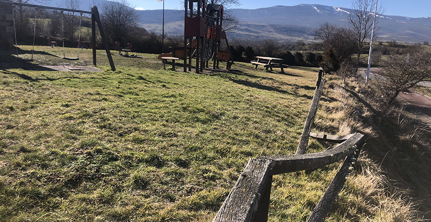 Un parque infantil en un peligroso estado de conservacin