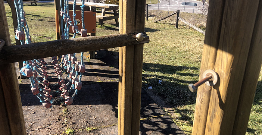 Un parque infantil en un peligroso estado de conservacin