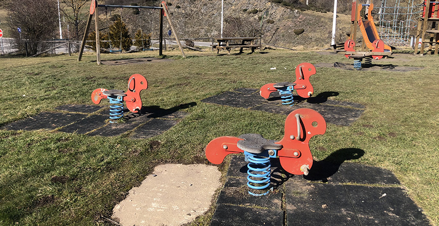 Un parque infantil en un peligroso estado de conservacin