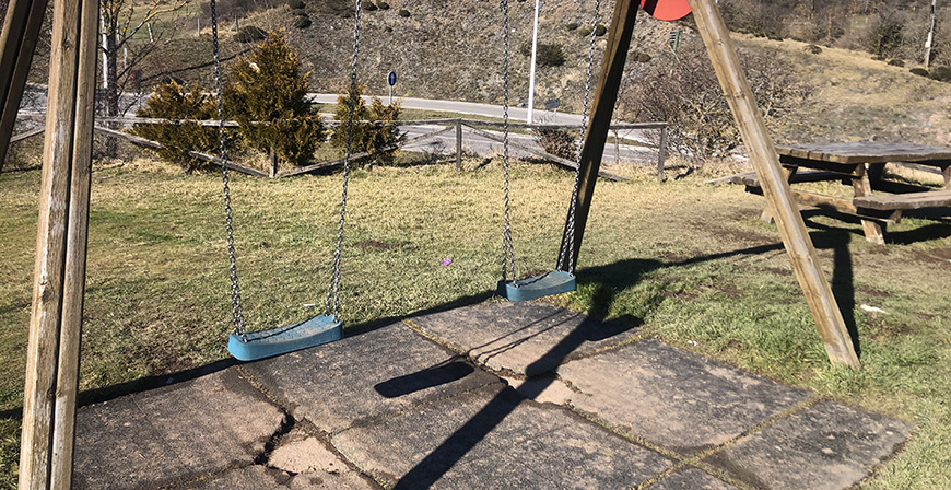 Un parque infantil en un peligroso estado de conservacin