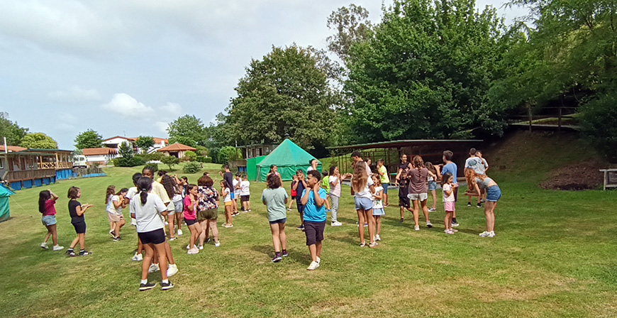 La Parroquia de Campoo de Suso y el Movimiento Jnior de Santander disfrutan de un campamento en Gemes